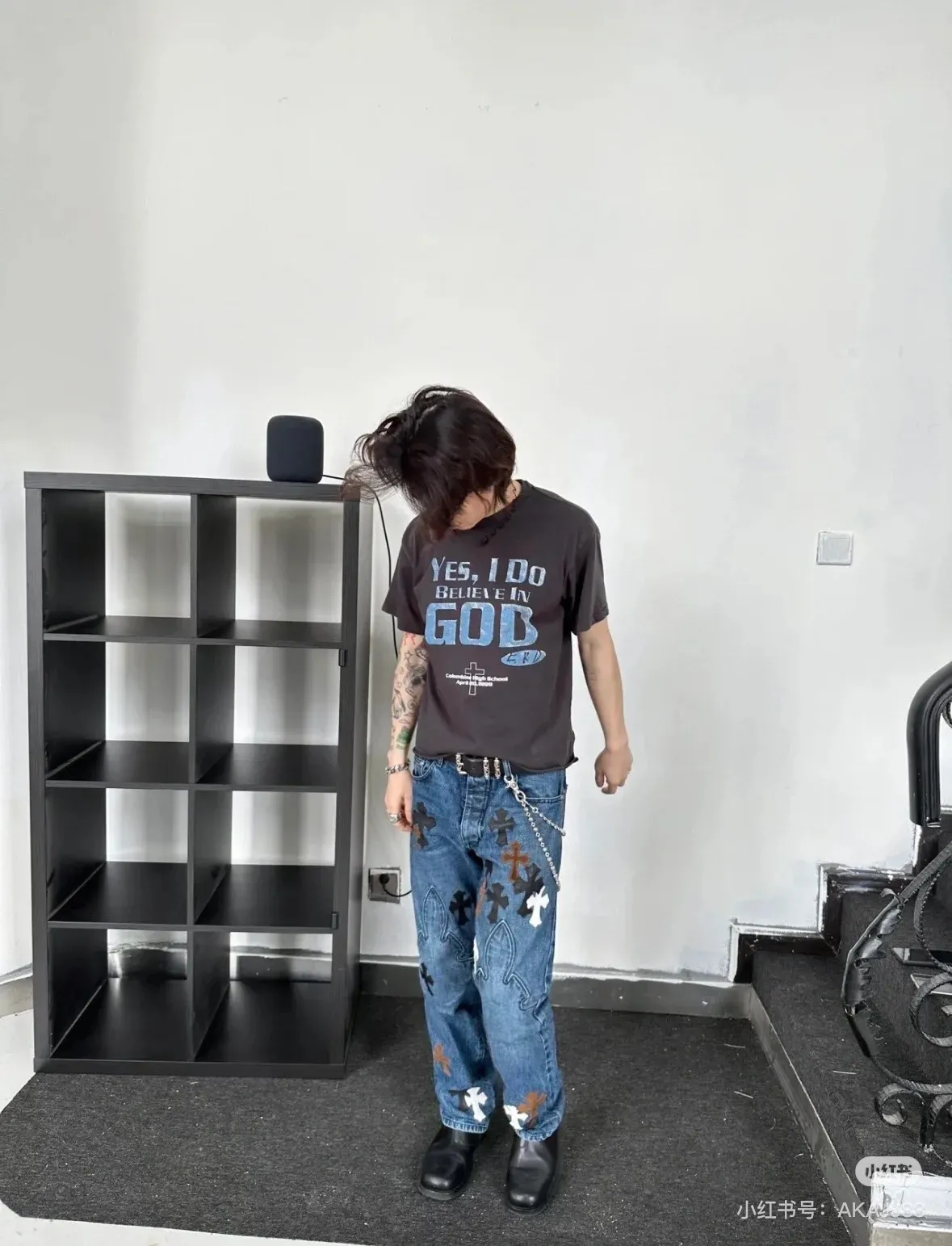 P290 (top version) Chrome hearts new city-limited flame blue jeans Chrome hearts city-limited jeans Hardware customization Original development vintage levis American-made 501 black and gray base version Levi's American-made 501 base version Imported sheepskin 925 silver remake [Top heavy industry fashion design] Consistently high-street luxury style. Speaking of this style, the Zangyin family and GU family are definitely the leading representative brands. Especially the Zangyin family has really achieved a state-of-the-art effect in creating high-street style. The unique washed material is used to create this style. The color system is already quite eye-catching. After it is decorated with patchwork cross flowers, it cleverly highlights the charm of the brand. Secondly, this style uses classic The high-waist cutting design highlights the long legs and fashionable temperament of the upper body. The brand is highly recognizable and the slim fit configuration is more suitable for daily wear. It is a product that interprets personality, fashion, and specifications at a glance. This single product is enough to make any fan excited. It can be a white T-shirt for a youthful college style, or a tight suspender for a royal style. It has strong matching ability and can be easily controlled by men.  [Materials and craftsmanship] Needless to say, this point goes without saying. As an excellent craftsman brand, Zangyin’s requirements for details and craftsmanship are really perfect. The washed color of this model has gone through so many processes, not to mention the embellishment of denim appliques. It is also purely hand-made and sewn. Just like what they believe in, only hand-made things have soul and have the meaning of wear. A top-notch heavy-duty fashionable denim item, I look forward to your perfect interpretation! !  Color: Blue Size: S M L XL